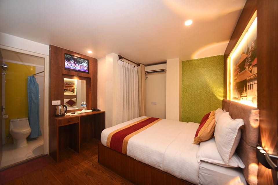Bed, Bathroom, TV and multimedia, Photo of the whole room, Bedroom