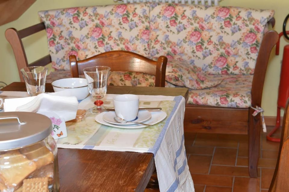 Coffee/tea facilities, Breakfast