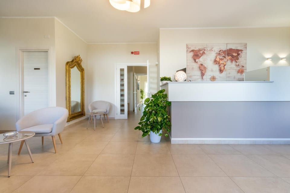 Communal lounge/ TV room, Lobby or reception