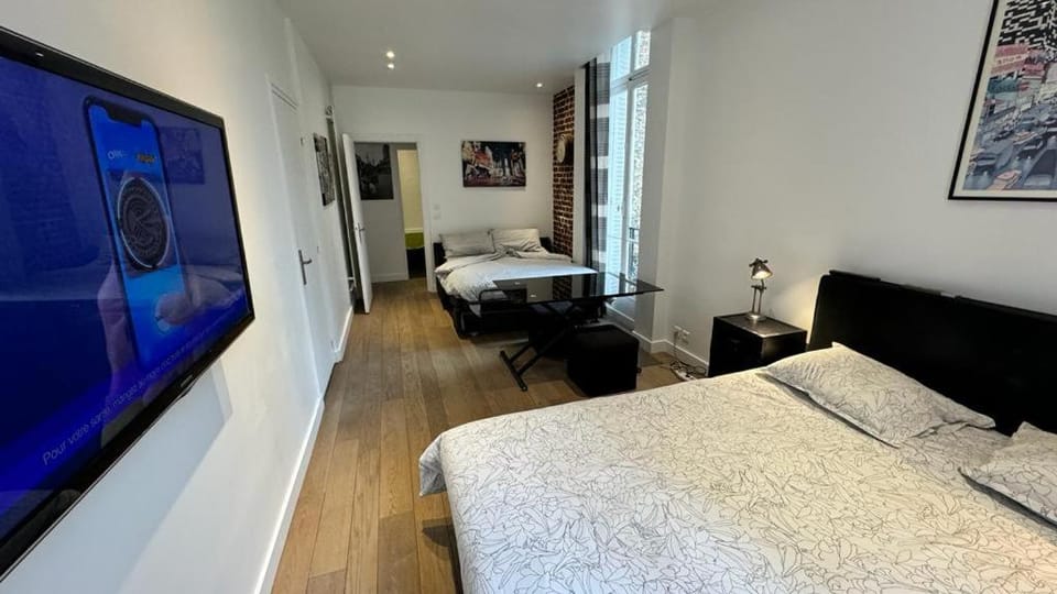Gorgeous Paris Eiffel Tower Apartment in Paris