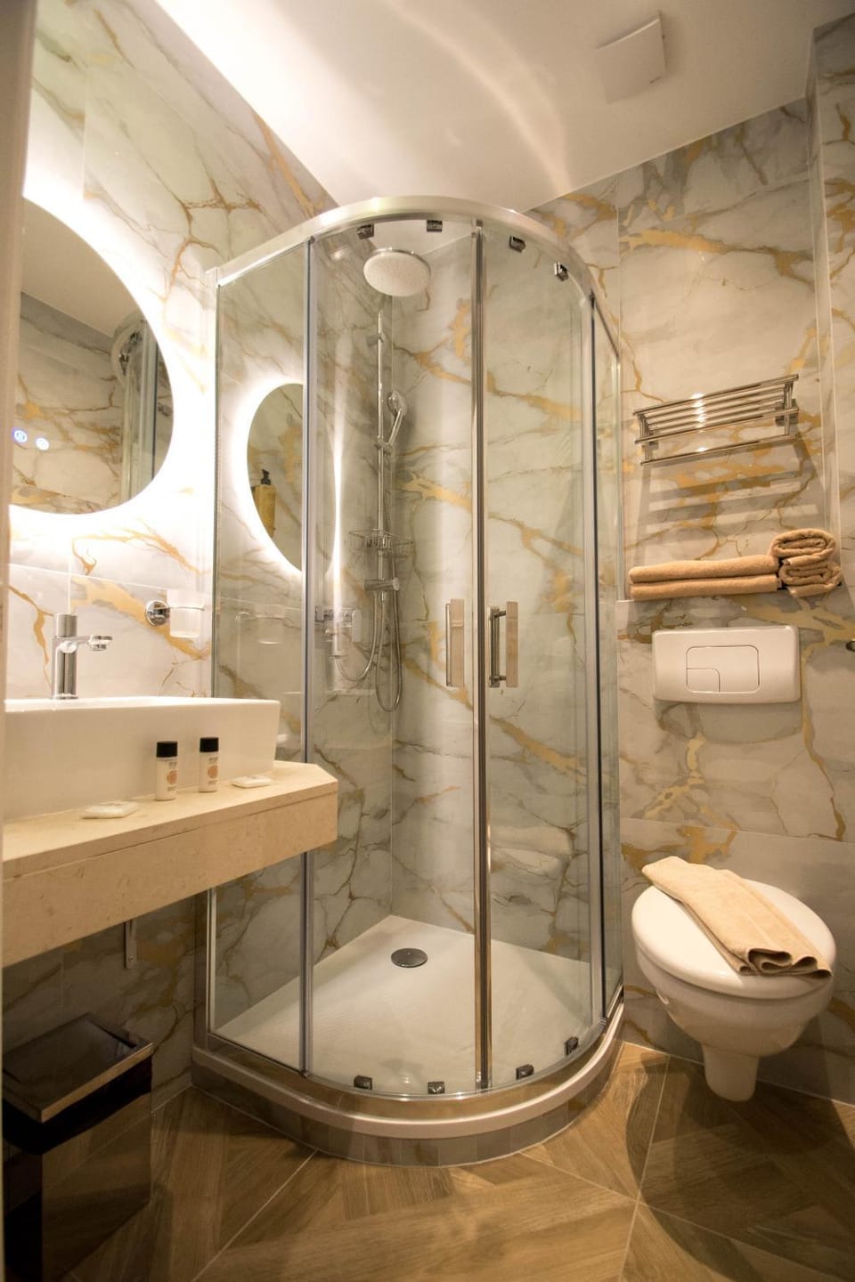 Shower, Toilet, Bathroom, towels