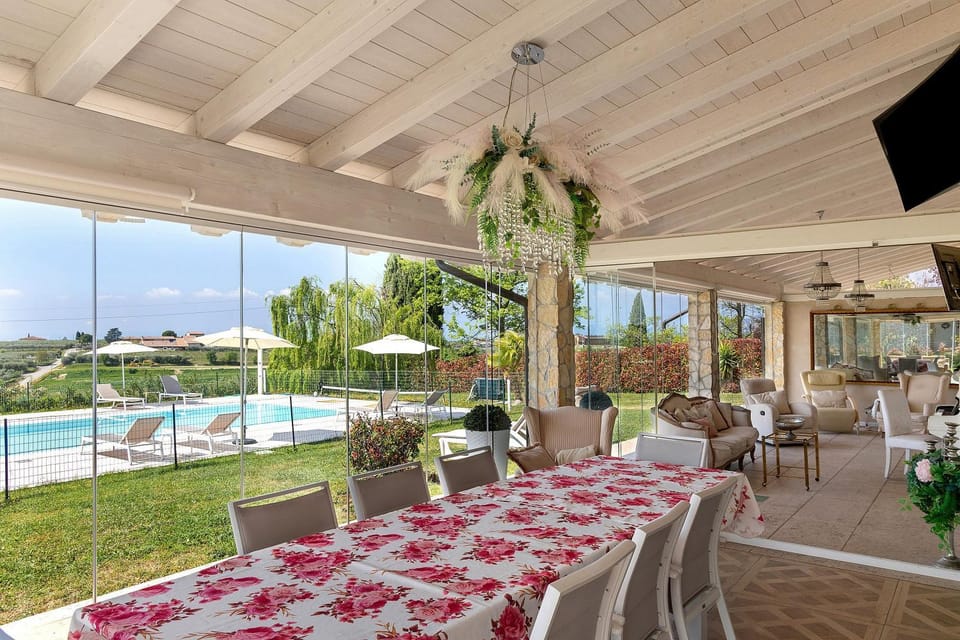 Property building, Balcony/Terrace, Living room