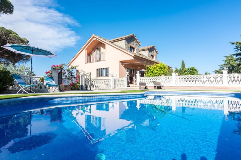 Property building, Garden, Swimming pool
