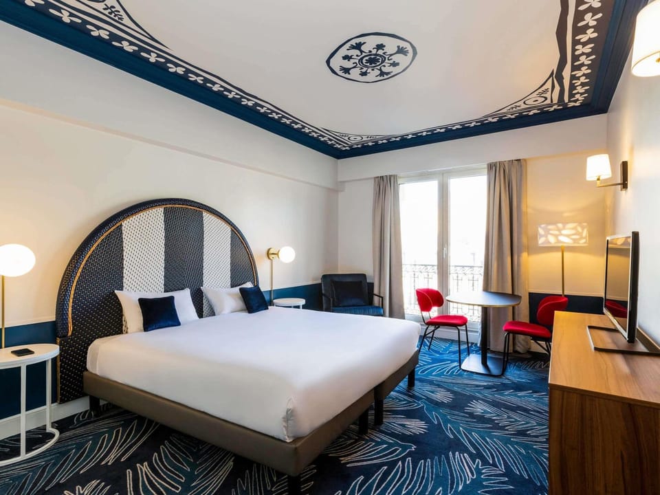 Property building, Bed, Bedroom