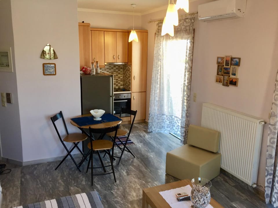 Kitchen or kitchenette, Seating area, Dining area