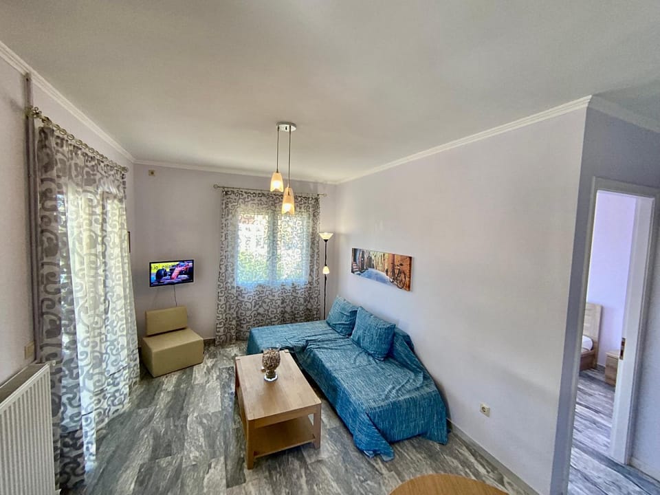 Bed, TV and multimedia, Photo of the whole room, Seating area, Bedroom