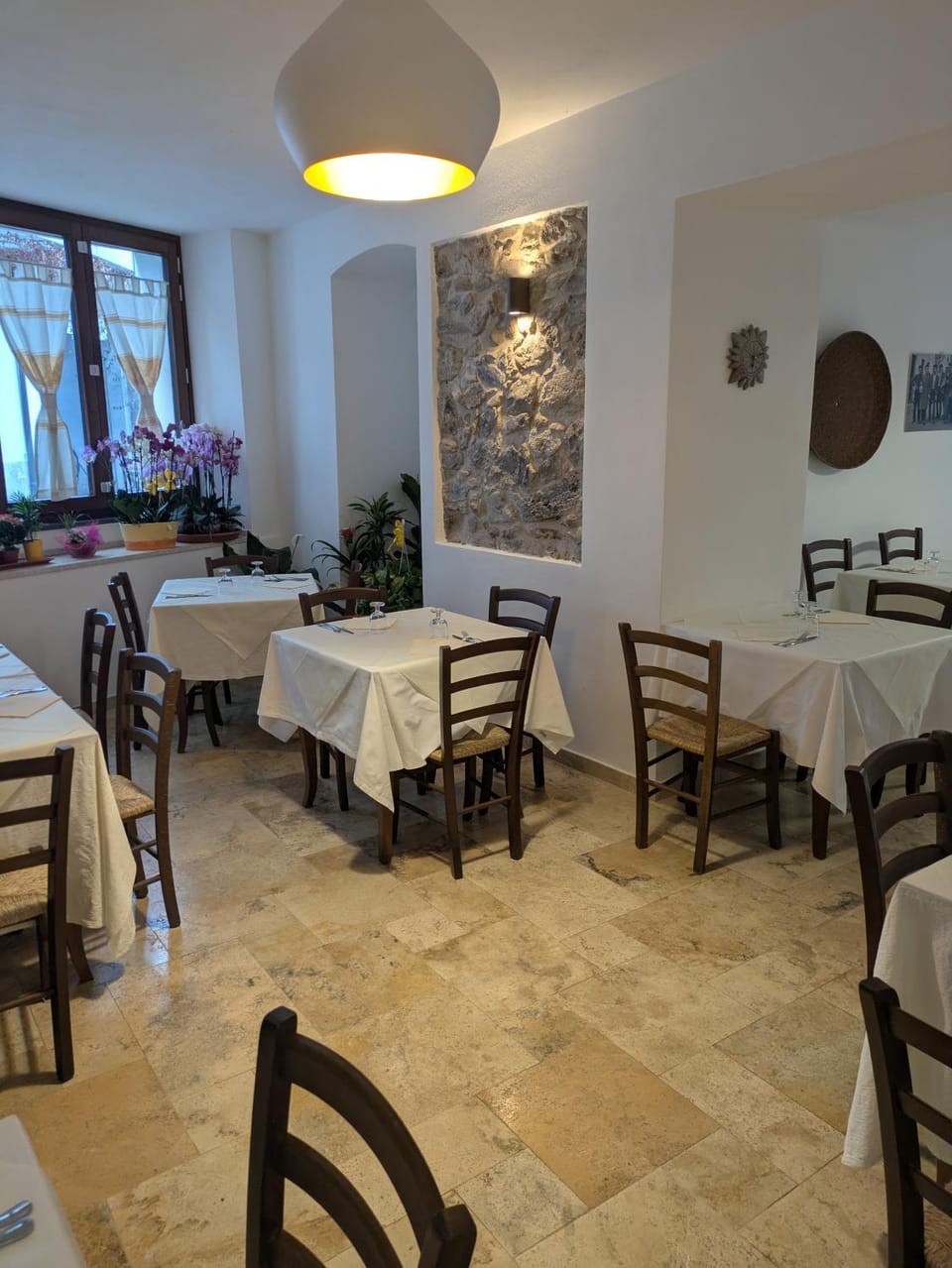 Restaurant/places to eat, Restaurant/places to eat, Lounge or bar, Banquet/Function facilities, Internal: Not applicable to any particular room
