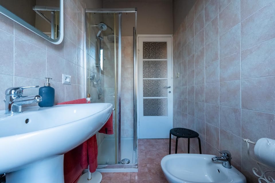 Shower, Toilet, Bathroom, bidet, towels