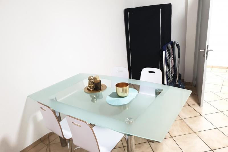 Photo of the whole room, Dining area, kitchen