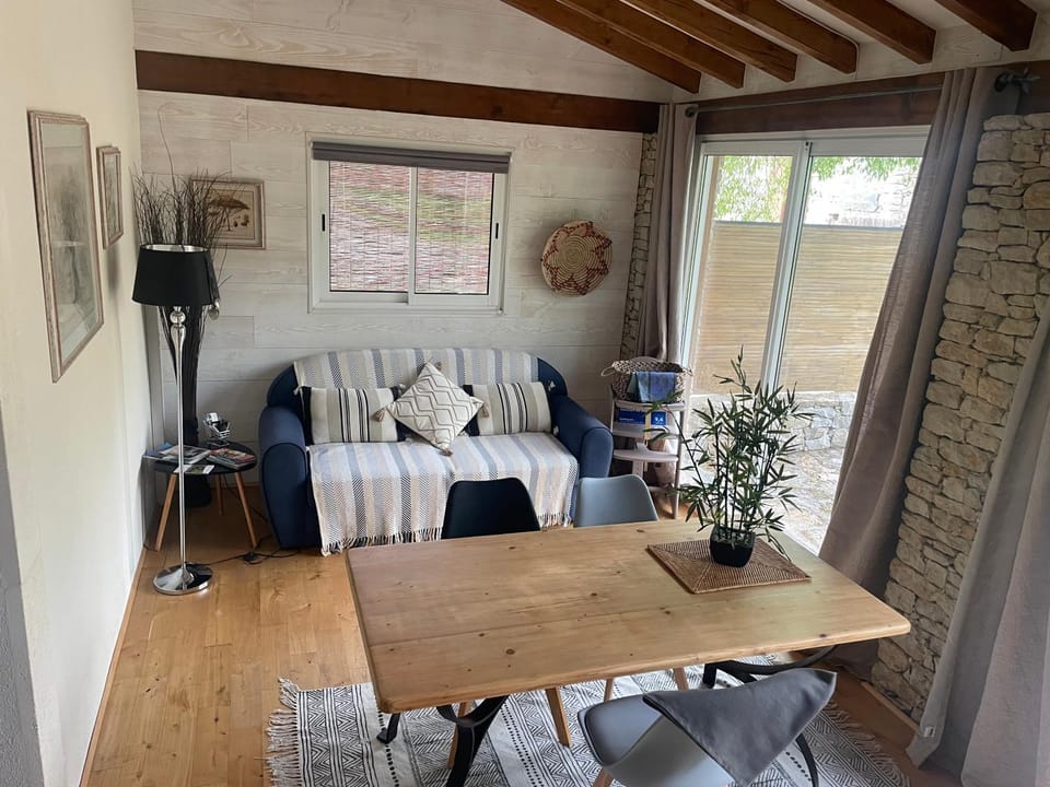 La Chambre Haute, sa kitchenette, son spa et son jardin à Nîmes Bed and Breakfast in Nimes