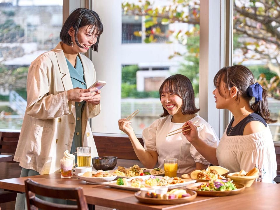Restaurant/places to eat, People, Breakfast, group of guests
