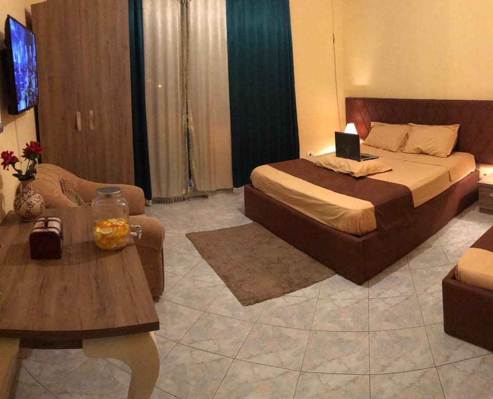Bed, TV and multimedia, Photo of the whole room, Seating area, Bedroom