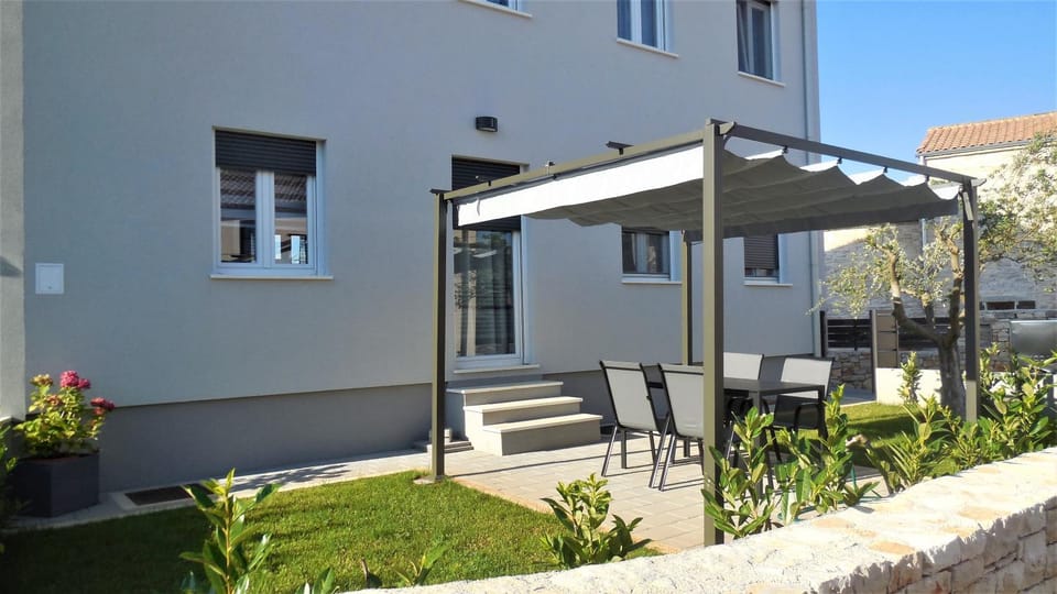 Patio, Facade/entrance, Garden view