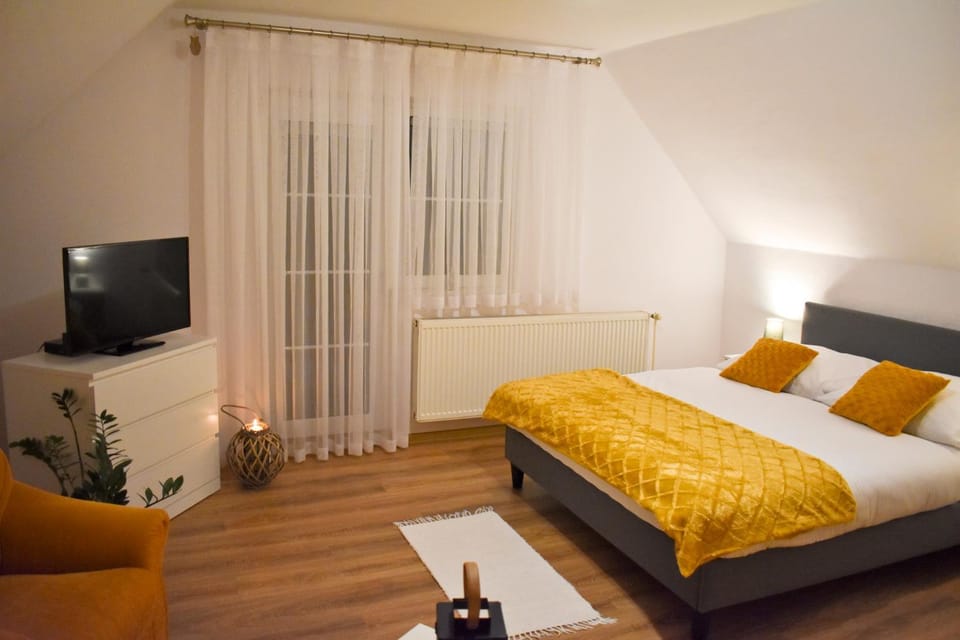 Photo of the whole room, Bedroom