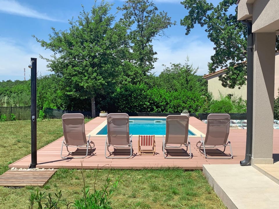 Shower, Property building, Swimming pool
