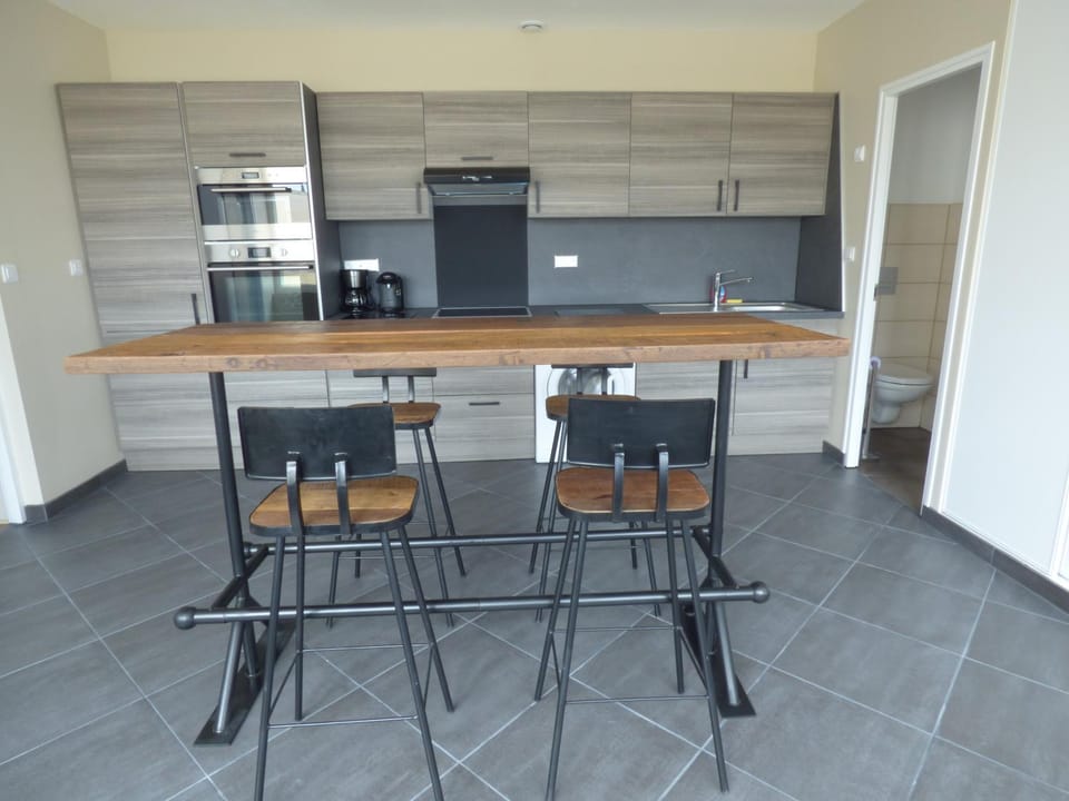 Kitchen or kitchenette, Dining area