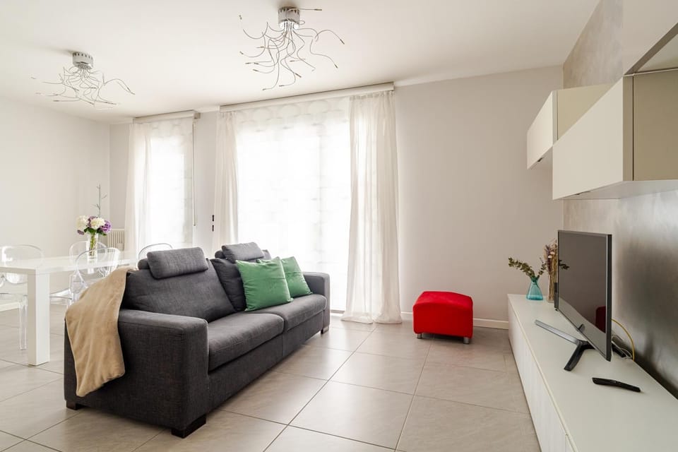 TV and multimedia, Living room, Seating area, Evening entertainment