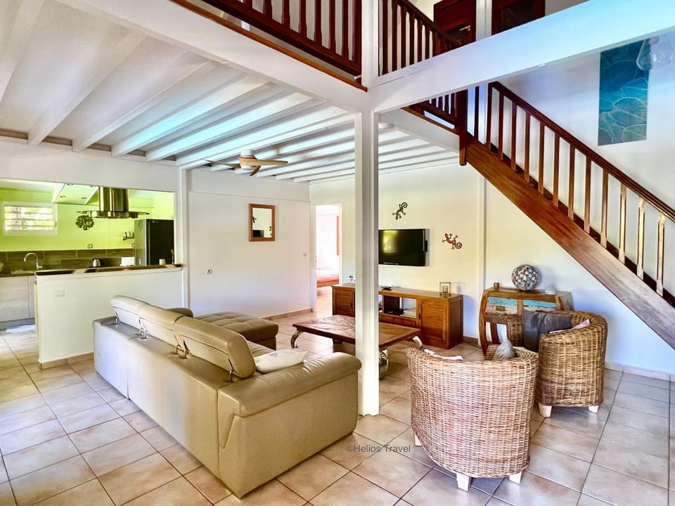 TV and multimedia, Kitchen or kitchenette, Living room, Seating area
