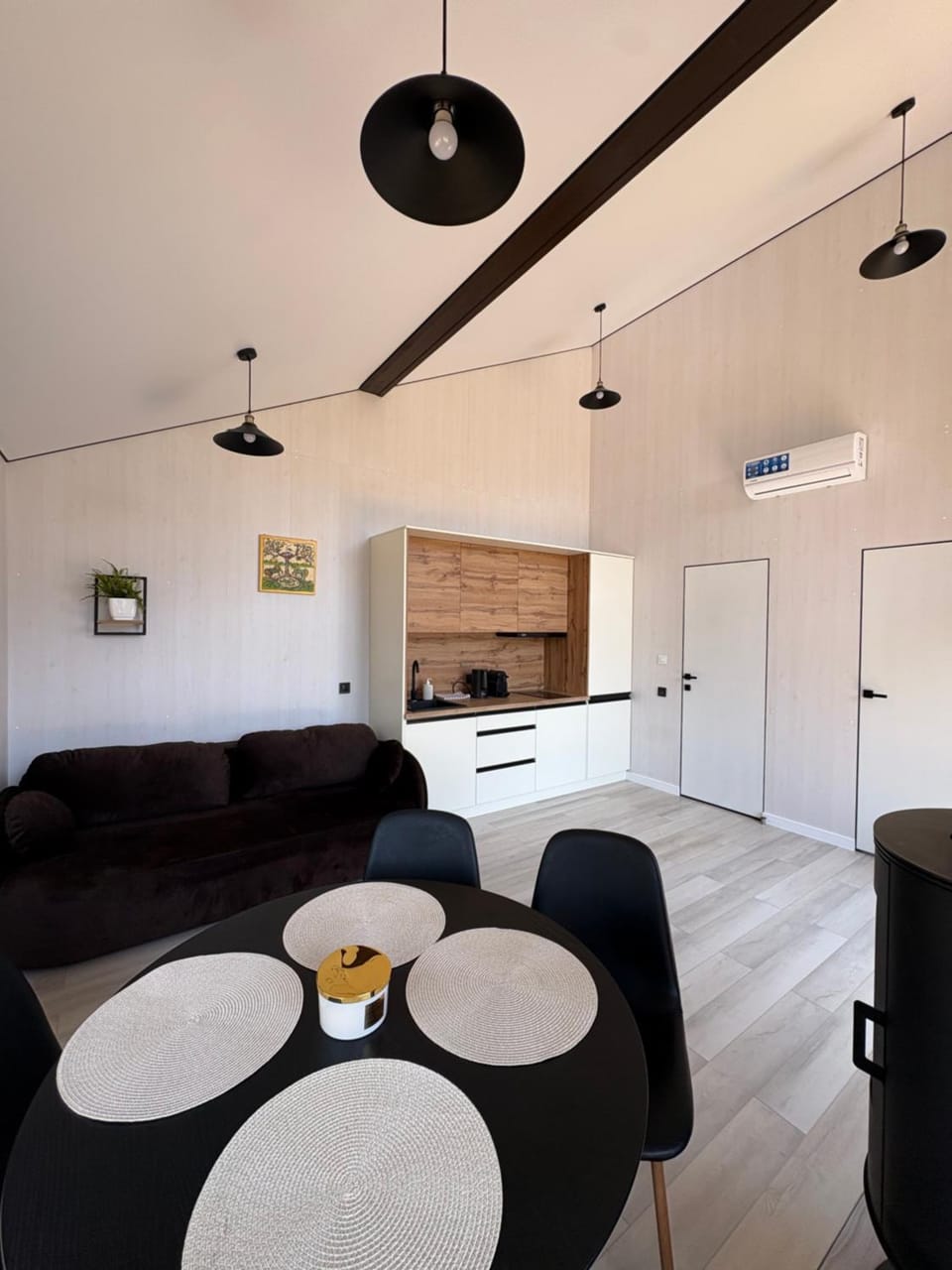 Kitchen or kitchenette, Living room, Seating area, Dining area