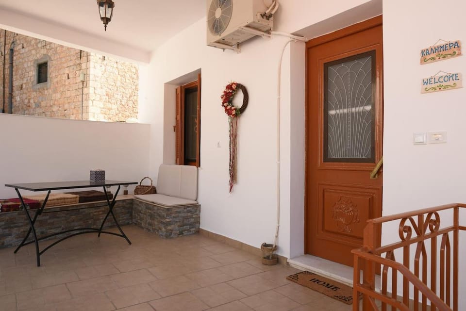 Balcony/Terrace, Seating area, Dining area, City view, Mountain view