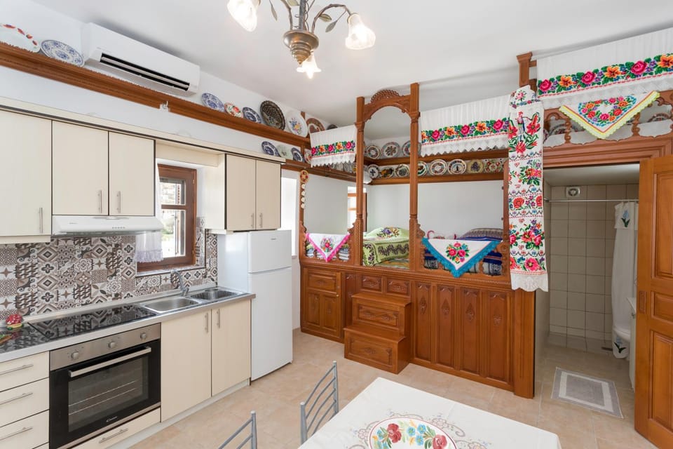 Bedroom, kitchen