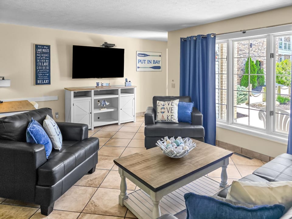 Put-in-Bay Poolview Condo #2 House in South Bass Island