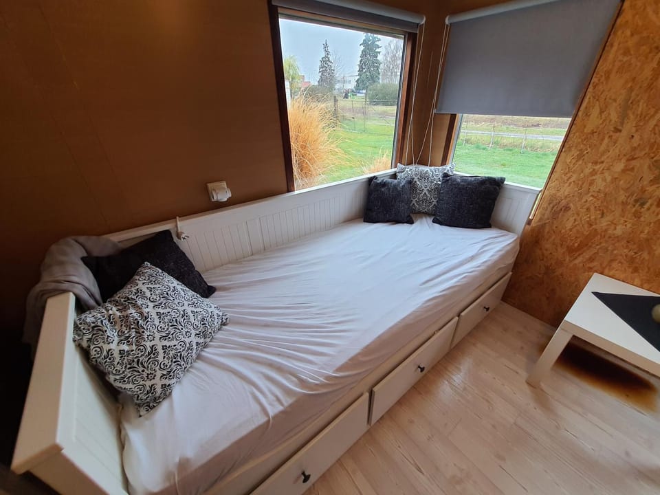 Bed, Living room