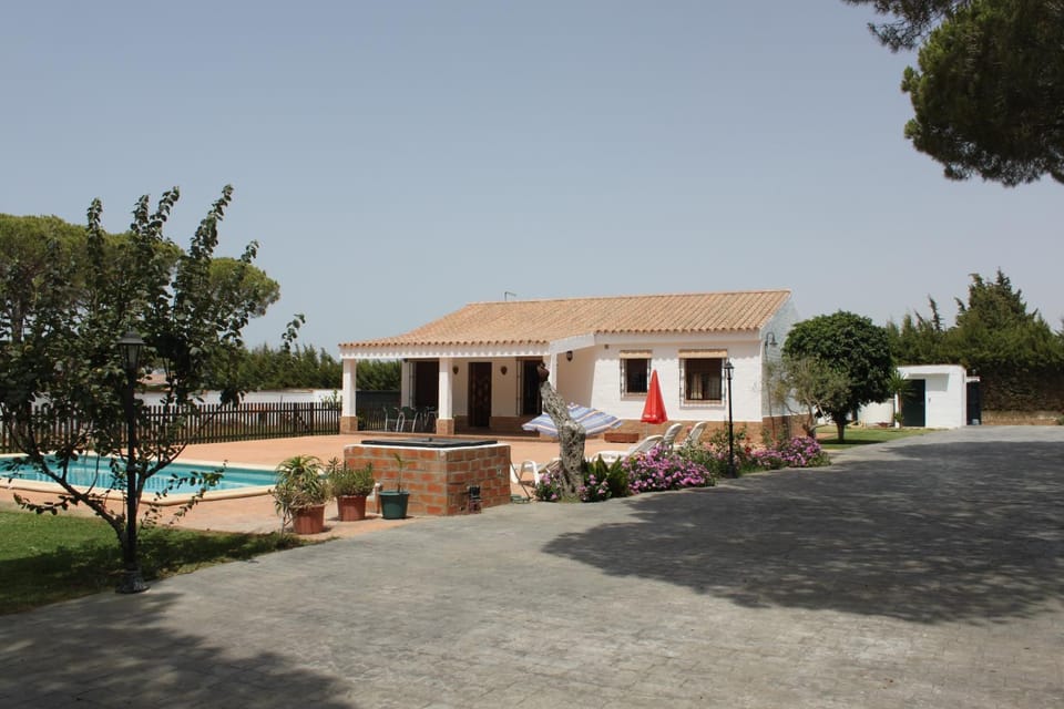 Facade/entrance, Area and facilities
