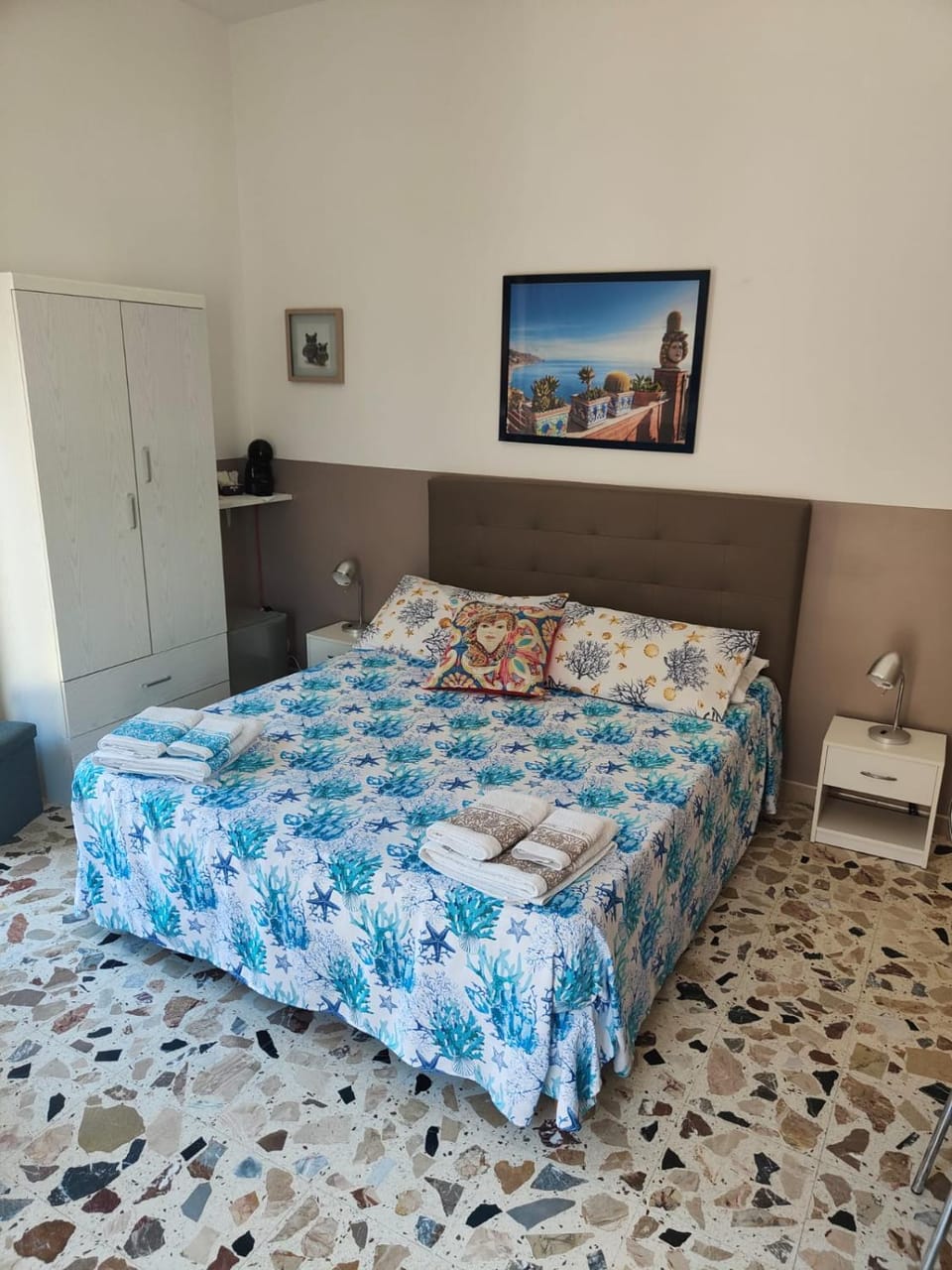 Coffee/tea facilities, oven, wardrobe
