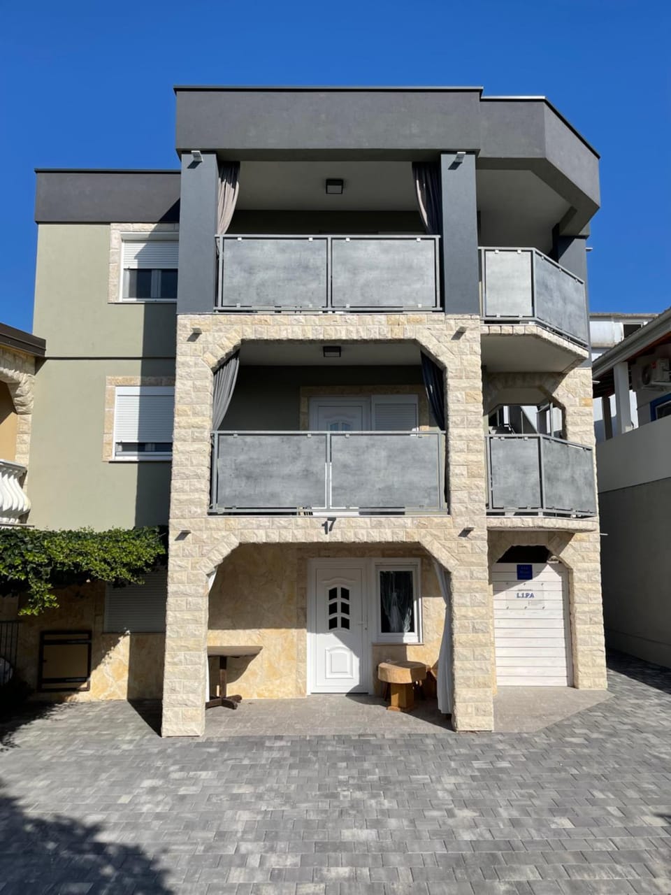 Property building, Day, Balcony/Terrace