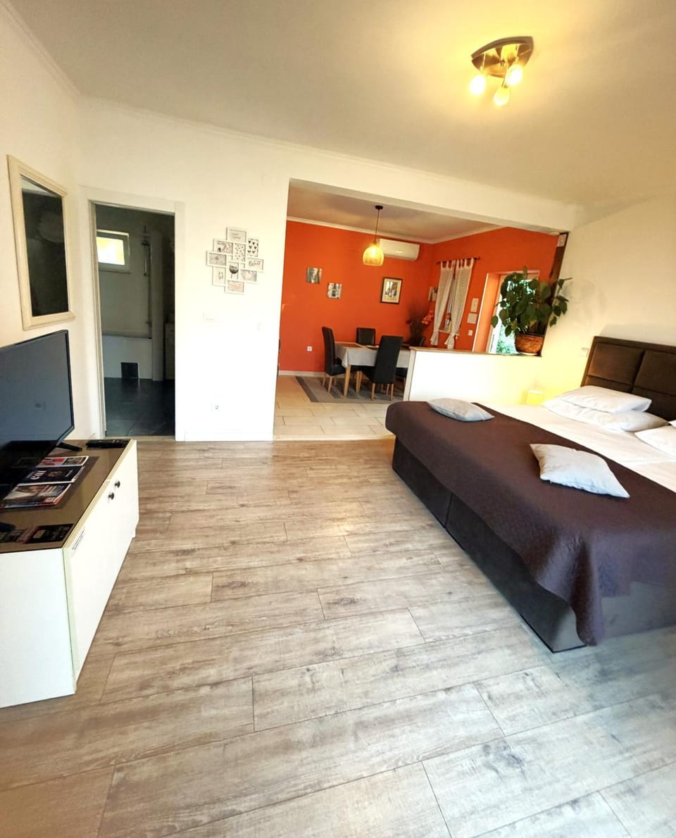 Photo of the whole room, Dining area, Bedroom