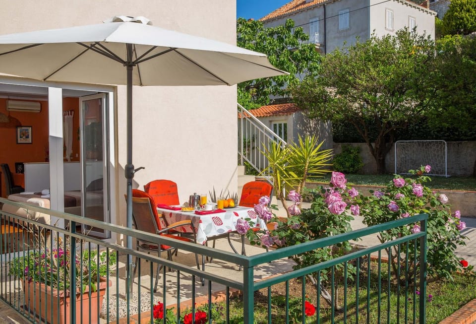 Property building, Patio, Garden, Balcony/Terrace, Garden view