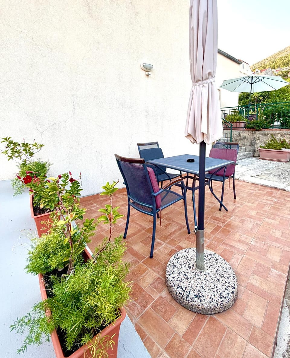 Property building, Patio, Day, Balcony/Terrace, Seating area