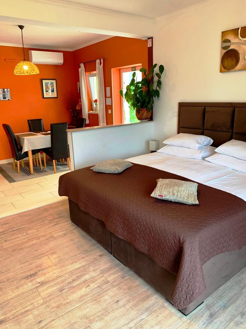 Bed, Living room, Dining area, Bedroom