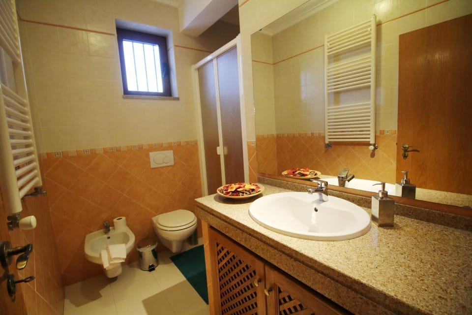 Shower, Toilet, Bathroom, bidet, towels