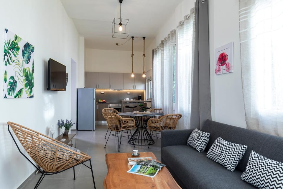 TV and multimedia, Living room, Seating area, Dining area