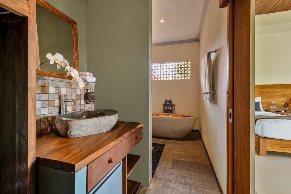 Bed, Bathroom, Photo of the whole room, Bedroom, Bath, towels
