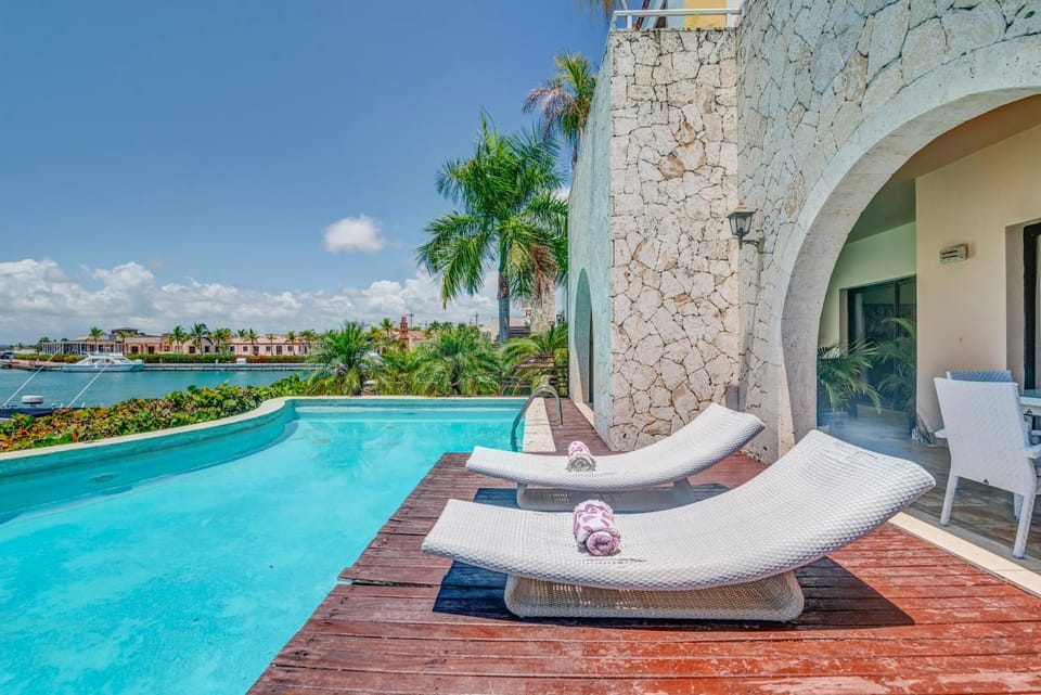 FISHING LODGE, INFINITY POOL, VISTAS A LA BAHIA Apartment in Punta Cana