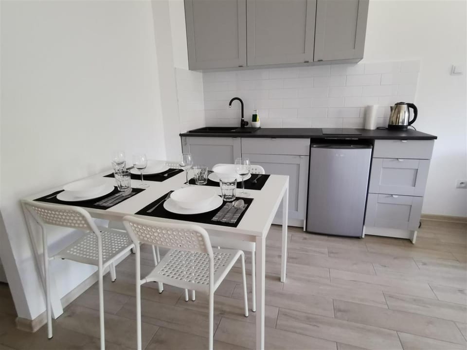 Kitchen or kitchenette, Dining area
