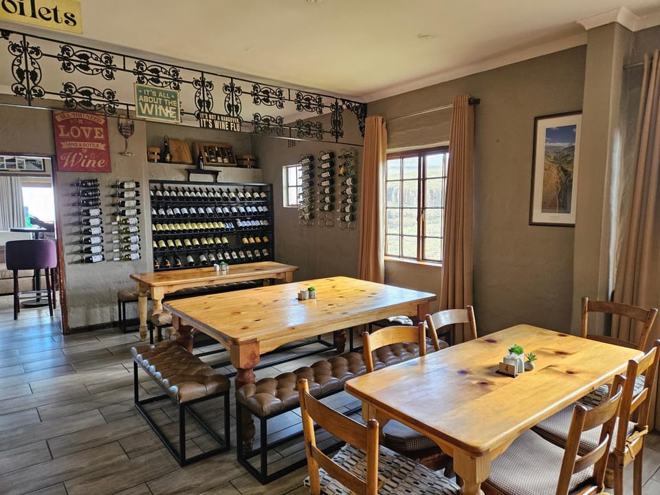 Restaurant/places to eat, Lounge or bar