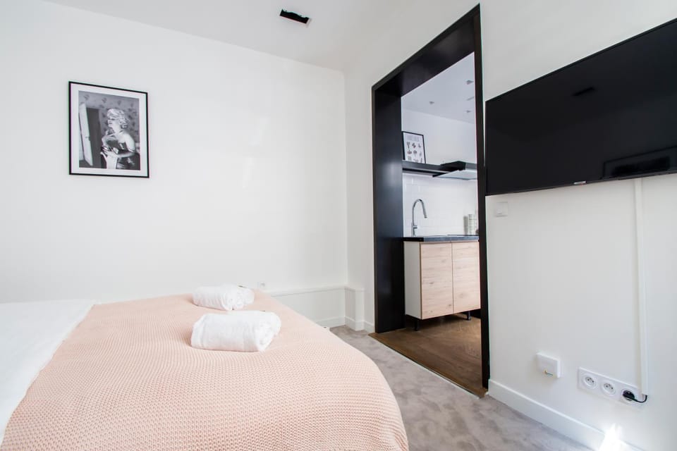 Bed, TV and multimedia, Photo of the whole room, Bedroom
