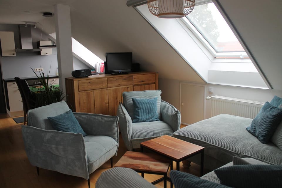 TV and multimedia, Kitchen or kitchenette, Living room, Seating area, Dining area