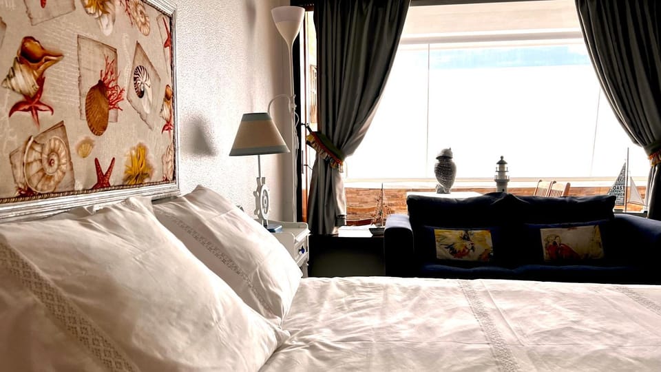 Bed, Living room