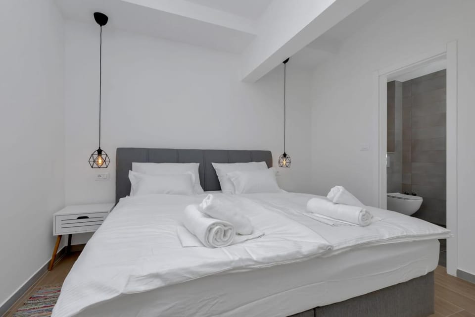 Bed, Bathroom, Photo of the whole room, Bedroom