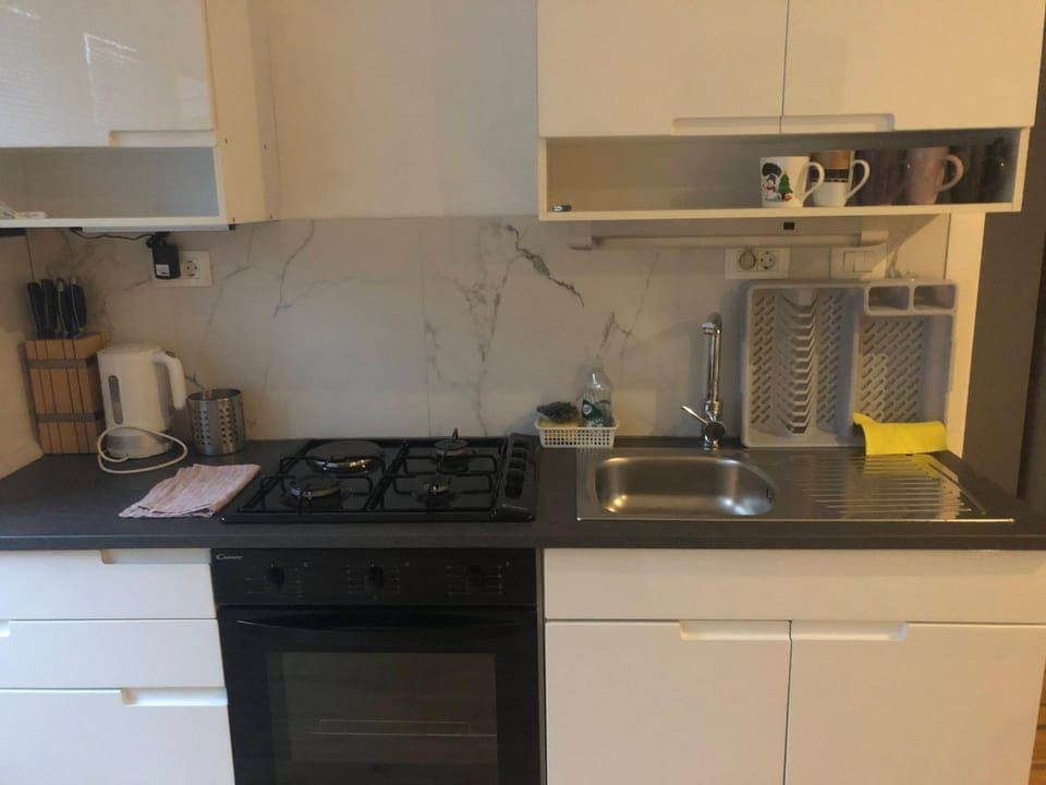 Coffee/tea facilities, Kitchen or kitchenette, stove