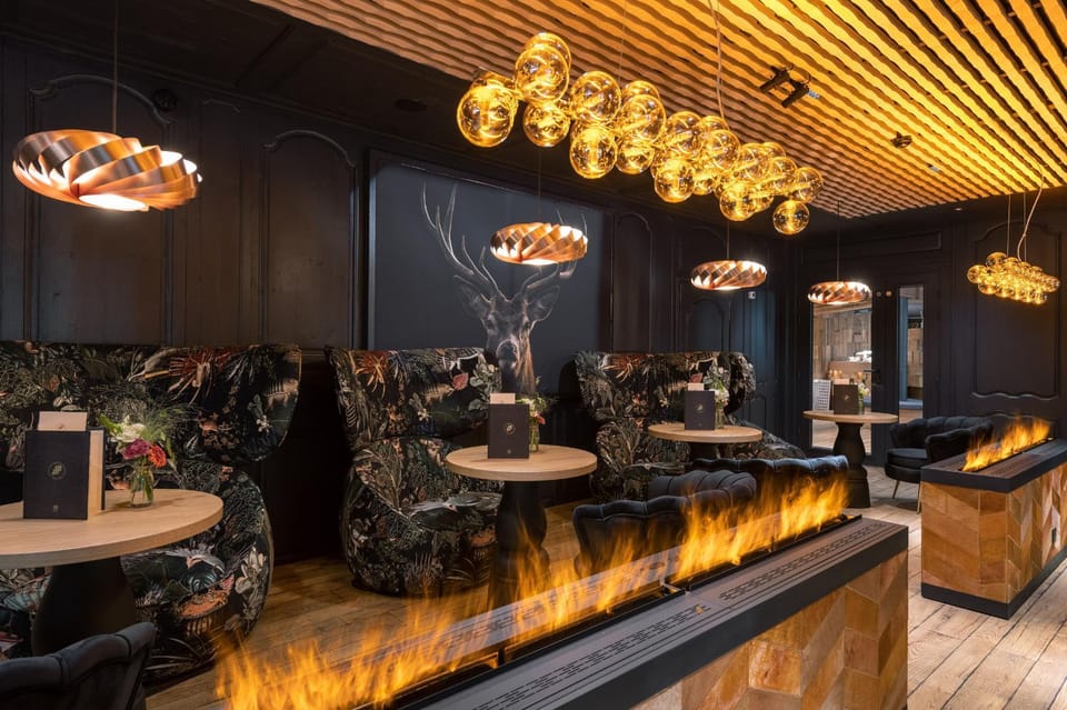 Restaurant/places to eat, Lounge or bar