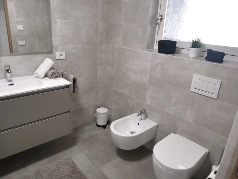 Toilet, Property building, Bathroom, bidet, towels