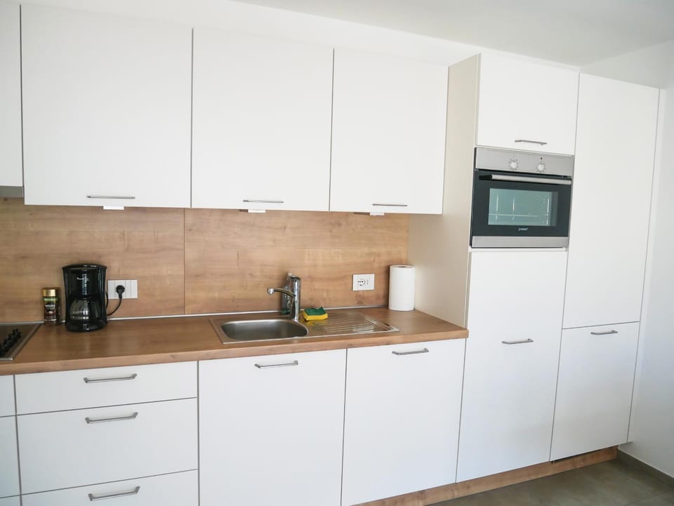 Restaurant/places to eat, Coffee/tea facilities, Kitchen or kitchenette, Breakfast, stove