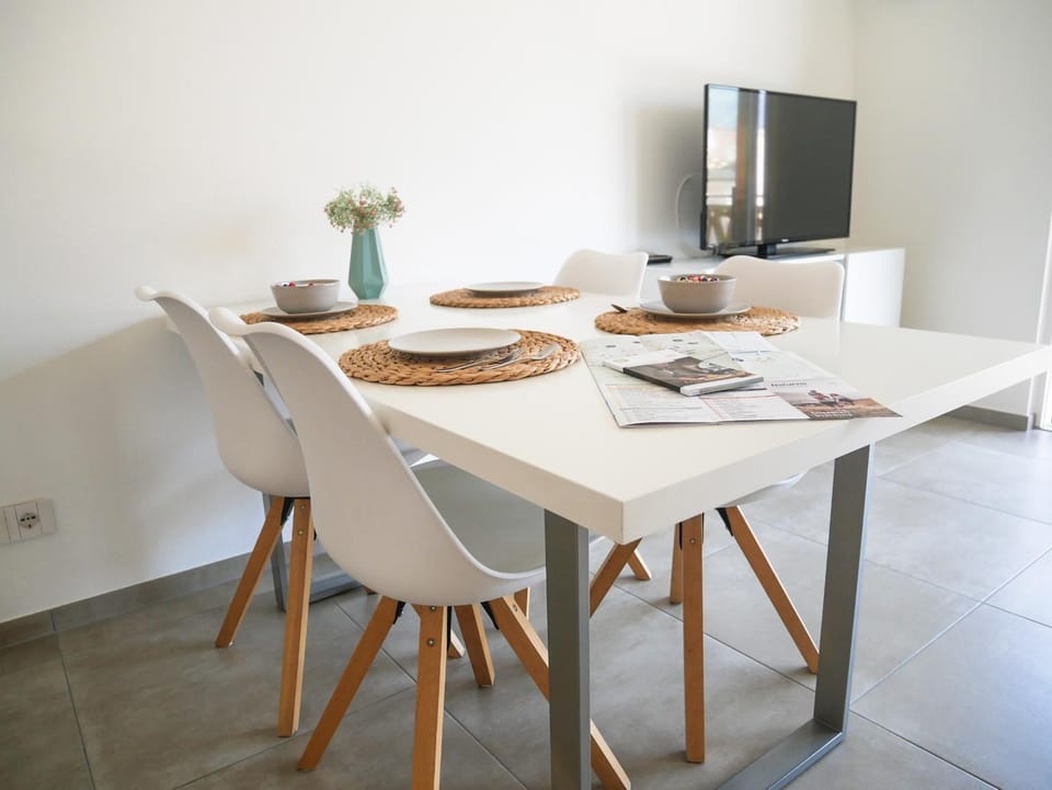 TV and multimedia, Living room, Seating area, Dining area, Breakfast