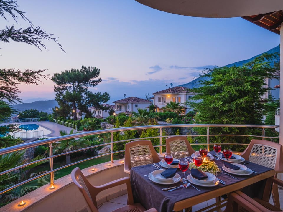 Balcony/Terrace, Mountain view, Pool view